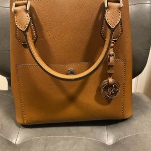 Michael kors bucket bag